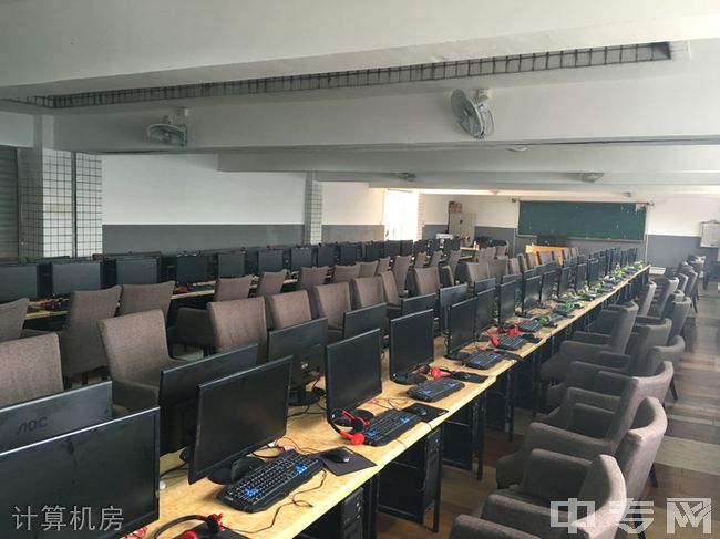 重庆市联合技工学校计算机房